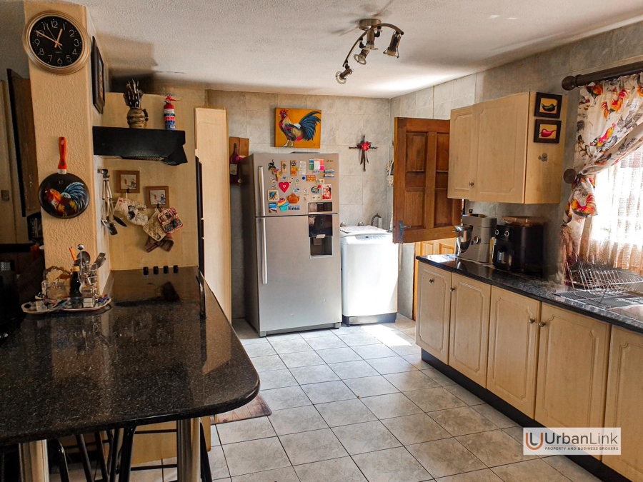 5 Bedroom Property for Sale in Mid Town North West